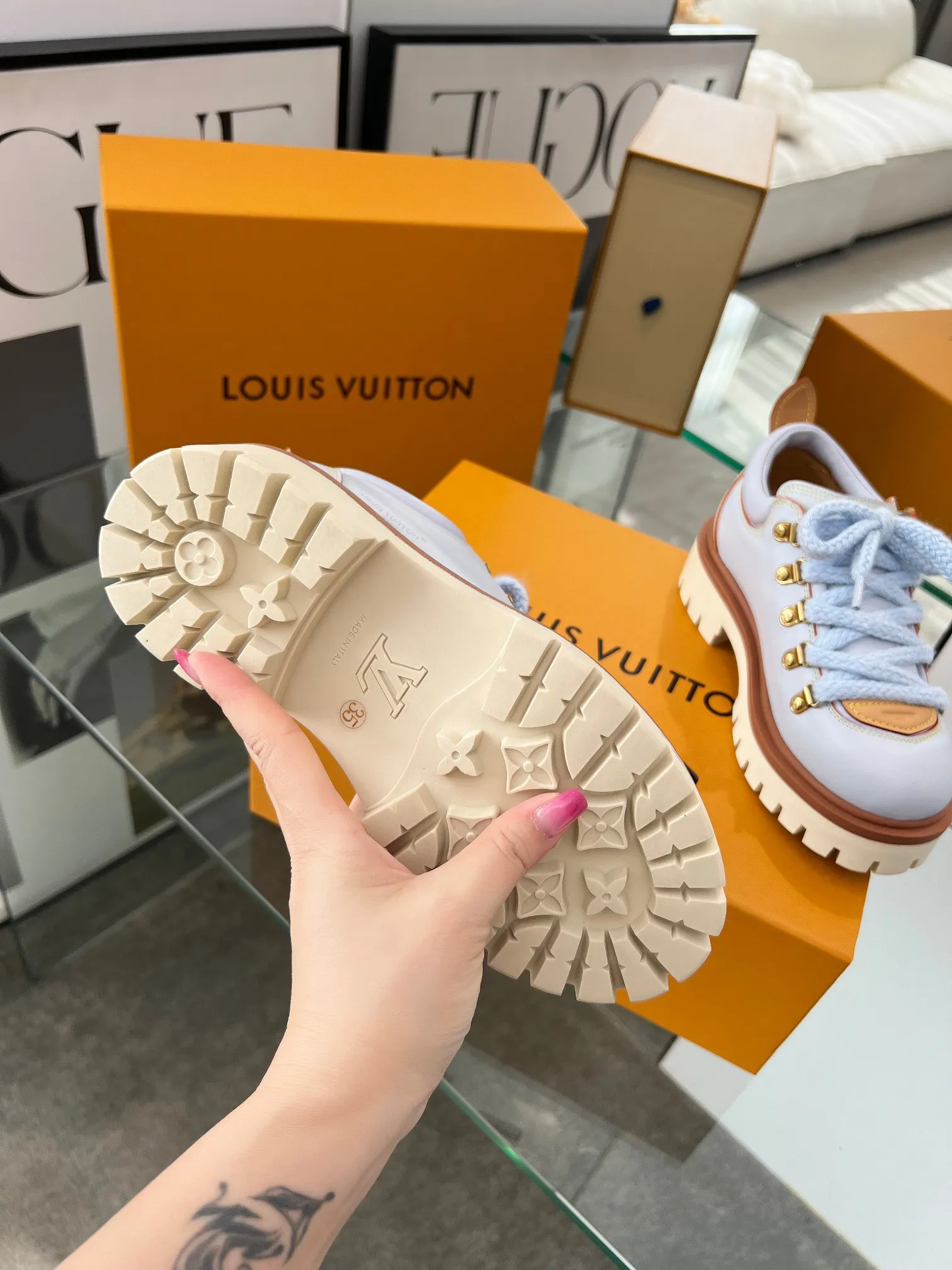 Factory direct sales p640🐘🐘Women's shoes Women's LV new couple's thick-soled hiking shoes, your original custom-made large-soled shoe brand, giving your feet flexibility and freedom, a good pair of shoes to wear all summer. Fabric: top-layer imported calfskin cowhide lining Size: 35-46 Welcome to send pictures to place orders